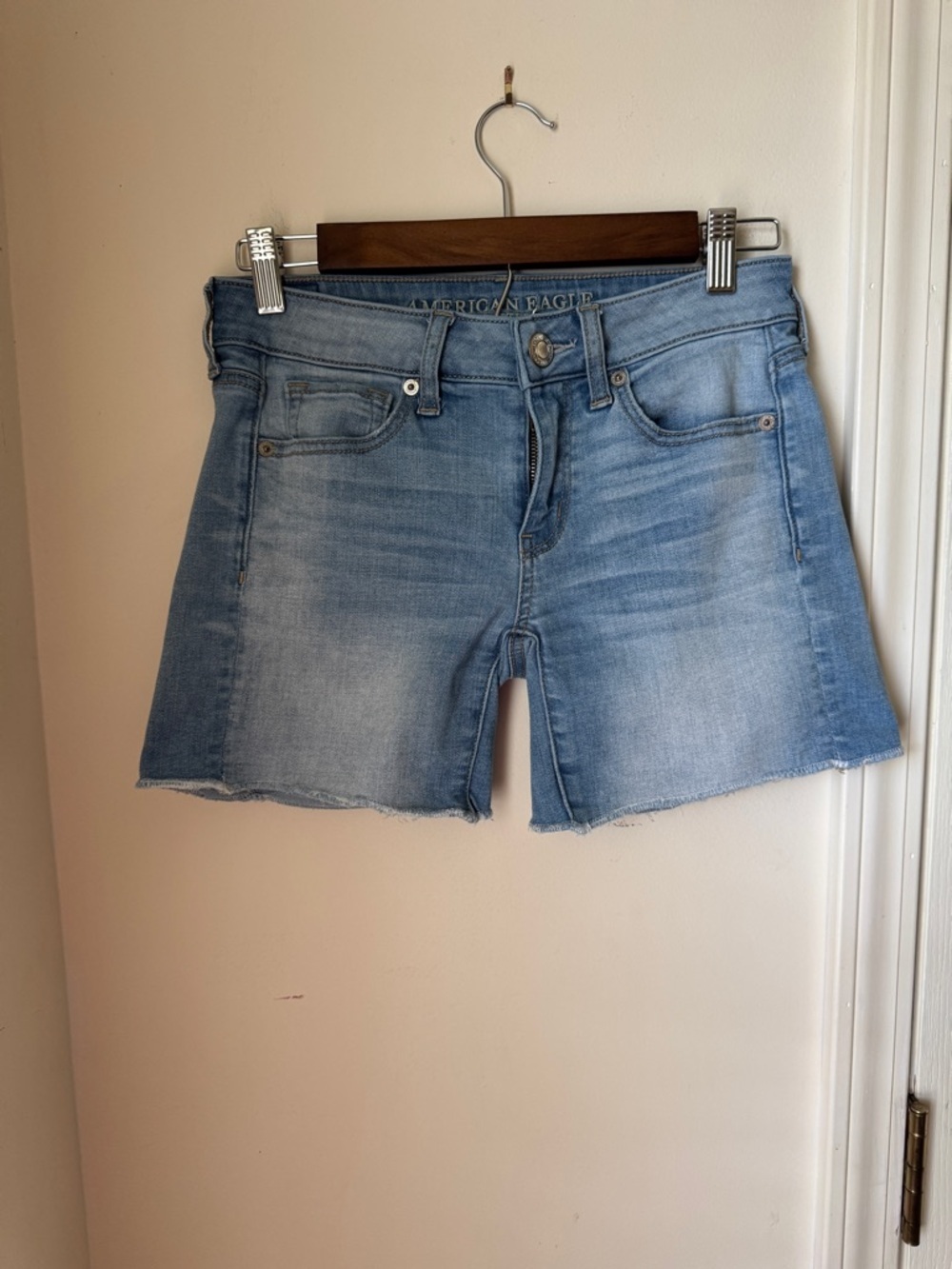 American Eagle Outfitters Light Wash Denim Cutoff Shorts - Light Blue Size‎ 0